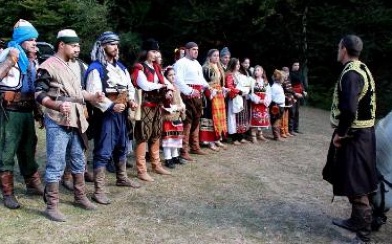 ДОБРОВОЛЦИ  ПРЕСЪЗДАВАТ   ФОЛКЛОРНИЯ МИТ ЗА АНГЕЛ ВОЙВОДА