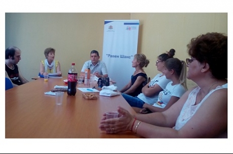 ДИСКУСИЯ „АКТИВНОСТТА НА МЛАДИТЕ ПРИ ВЗЕМАНЕ НА РЕШЕНИЯ“ В ЯМБОЛ