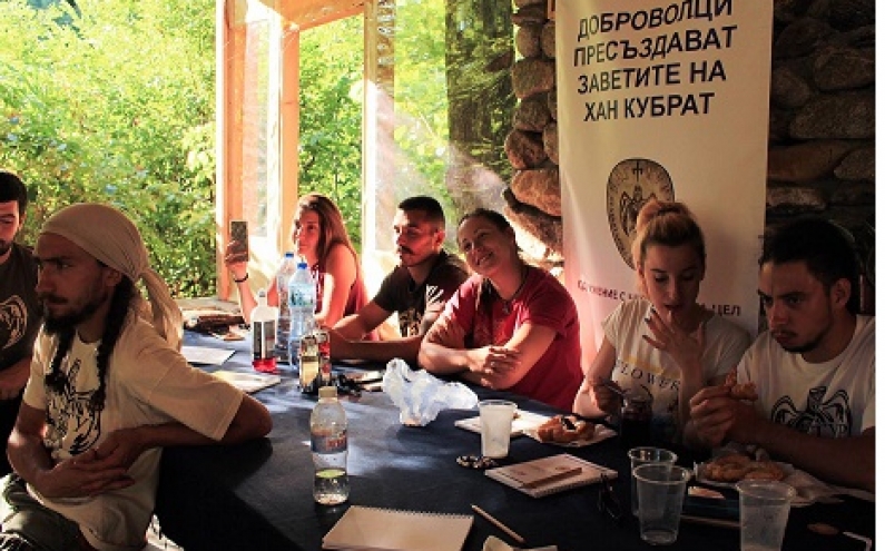 ДОБРОВОЛЦИ ПРЕСЪЗДАВАТ ЗАВЕТИТЕ НА ХАН КУБРАТ