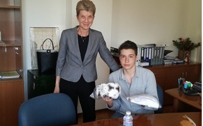 МИНИСТЪР ДАШЕВА СЕ СРЕЩНА С МЛАДИЯ ПОСЛАНИК НА СПОРТА ЗА БЪЛГАРИЯ НИКОЛА ЗДРАВКОВ