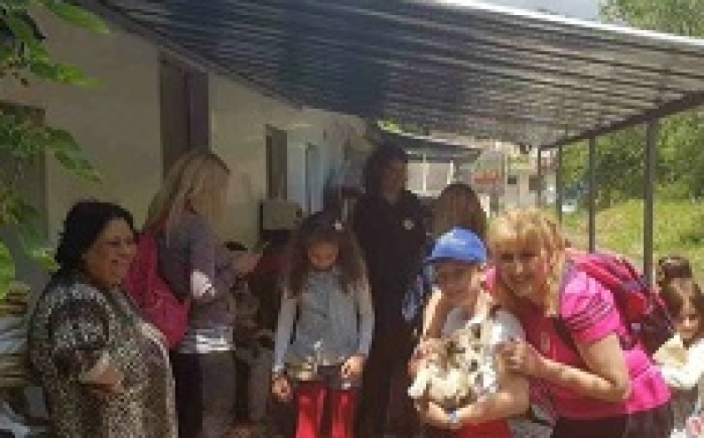 МЛАДЕЖИ УЧАТ ДЕЦАТА ДА ОБИЧАТ ЖИВОТНИТЕ