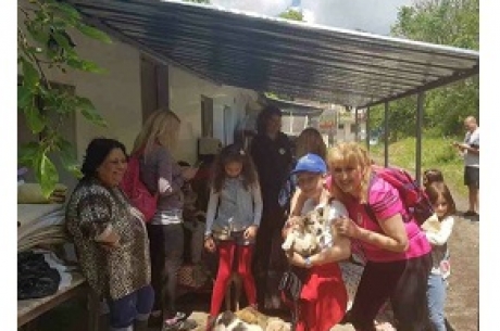 МЛАДЕЖИ УЧАТ ДЕЦАТА ДА ОБИЧАТ ЖИВОТНИТЕ