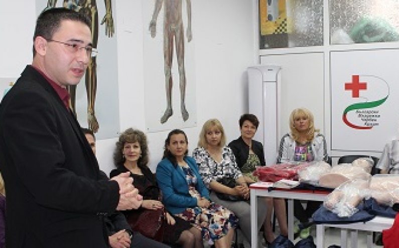 МЛАДЕЖКИ ГЛАС И БЧК – БУРГАС ДАРИХА КОМПЛЕКТИ ЗА ПЪРВА ДОЛЕКАРСКА ПОМОЩ НА 5 БУРГАСКИ УЧИЛИЩА