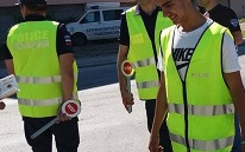 АКЦИЯ ЗА ПЪТНА БЕЗОПАСНОСТ В ЛОВЕЧ  С УЧАСТИЕ НА ДОБРОВОЛЦИ ОТ „ЕКОМИСИЯ 21 ВЕК”